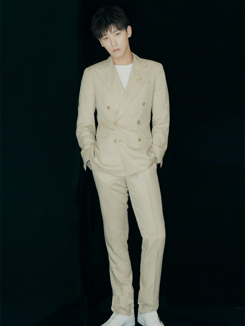 被邢昭林帅到穿浅粉色西装现身简约款式照样搭出高级感