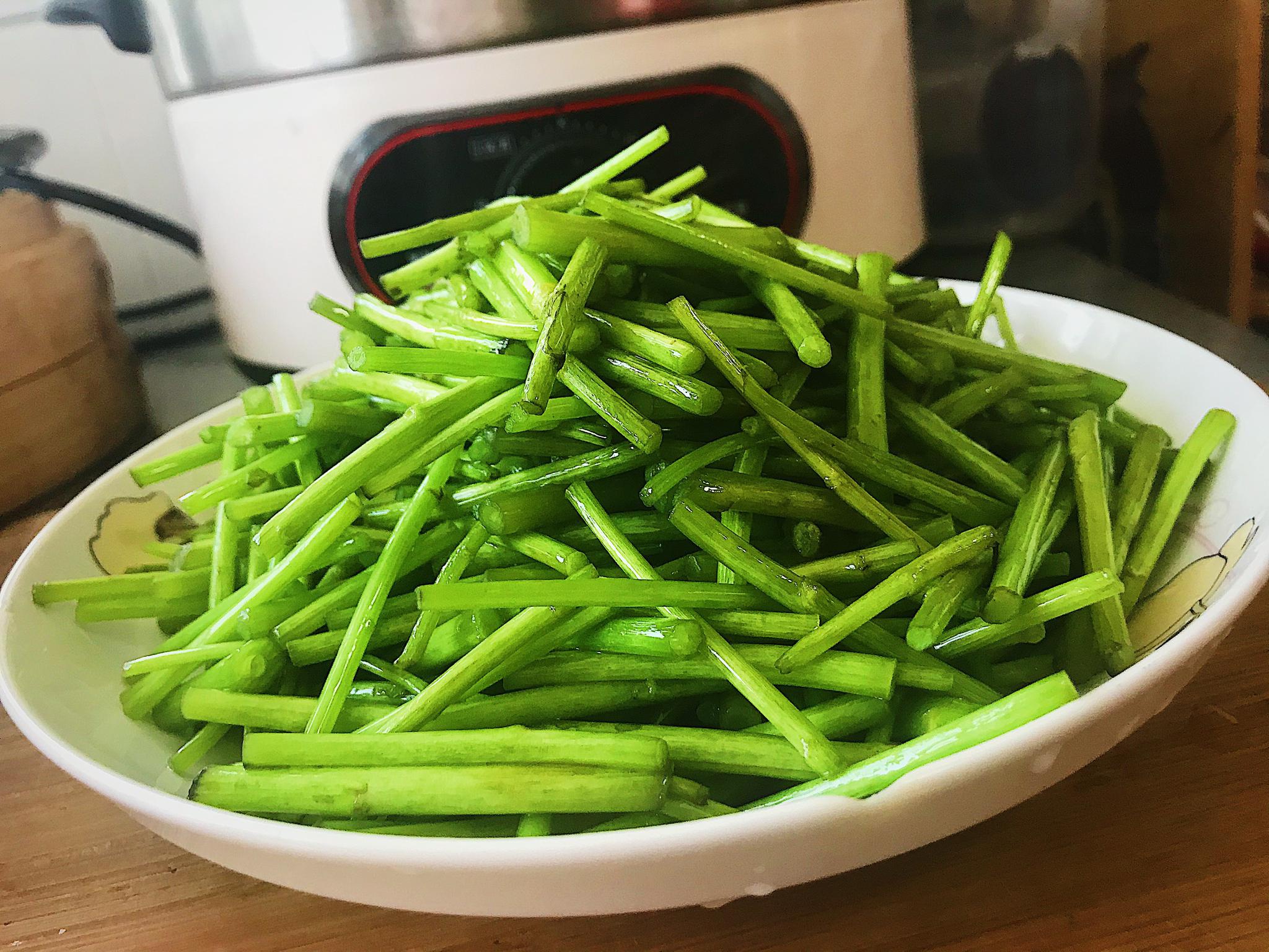 家庭版简单清炒芦蒿,还原本来味道,让清香肆意蔓延