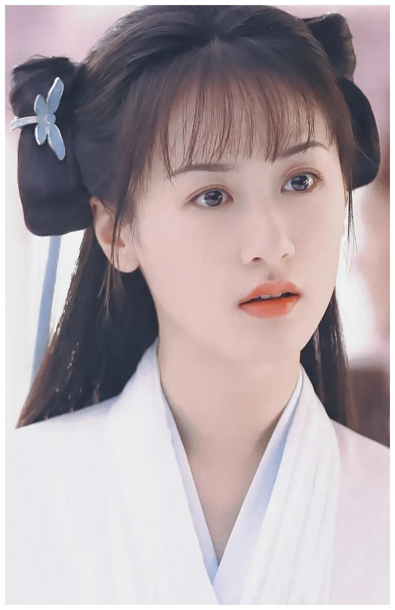 在《琉璃》中,女主角初登场时的造型,头上扎着双髻,满满天真和纯粹的
