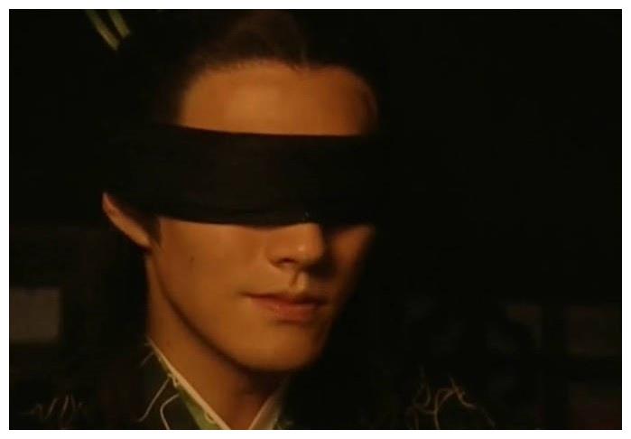 而严宽帅就帅在五官立体,上张图给你们看,是不是就是之前妥妥的言情