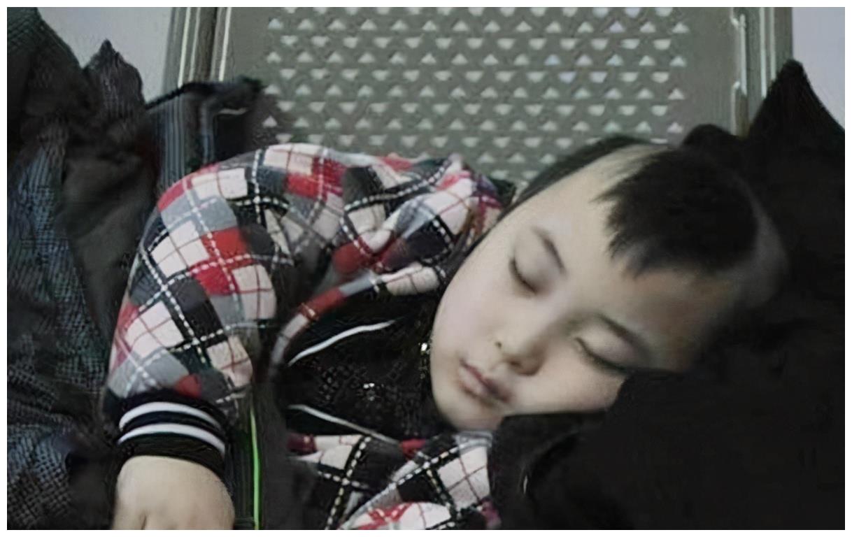 "年画娃娃"邓鸣贺8岁离世,生前做父母摇钱树,网友称:童子命