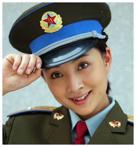 盘点军人出身的美艳女星,董洁是中尉殷桃正营级,谁才是最美军花