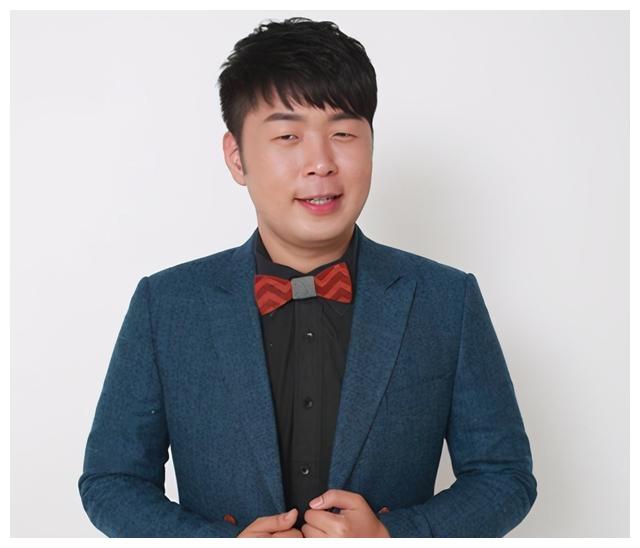 海涛竟然这么瘦了,与张亮合照身形竟不差太多,比黄晓明还抢眼