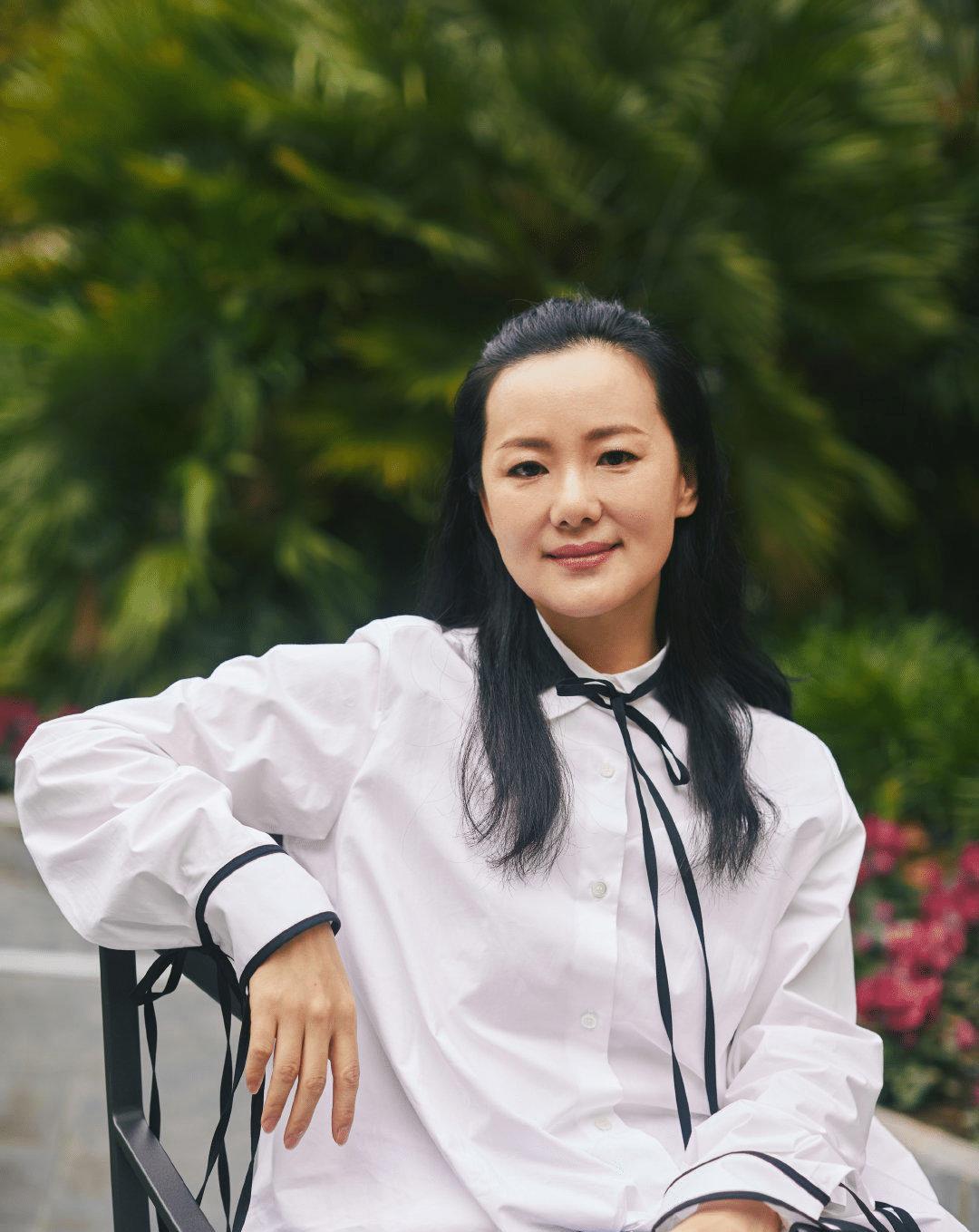 咏梅穿出了70后想要的气质感,长款白衬衫 半身裙,精致又优雅