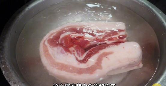 解冻肉最忌直接用水泡肉摊老板教我一招8斤肉5分钟快速解冻