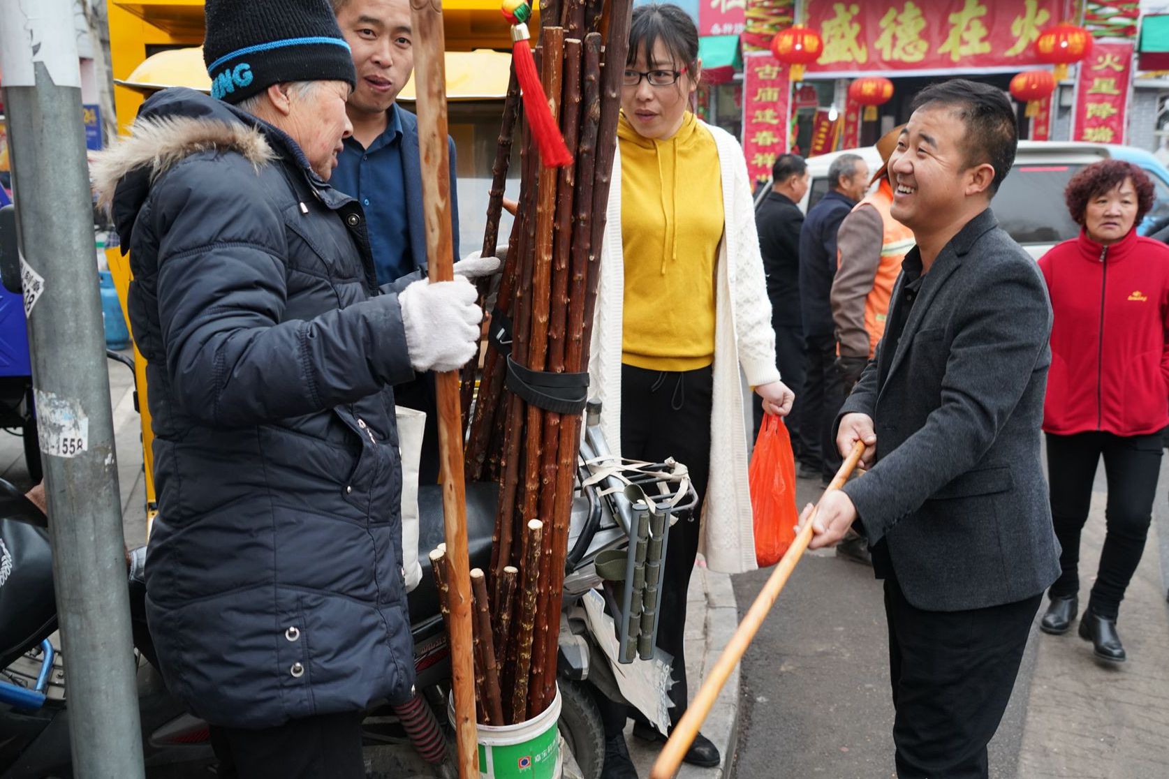 7旬农村大妈卖龙头拐杖,1年做2根要价5千,她说卖的是稀有