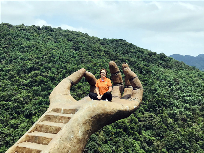 广东清远通天神掌成网红,每天吸引万名游客排队打卡