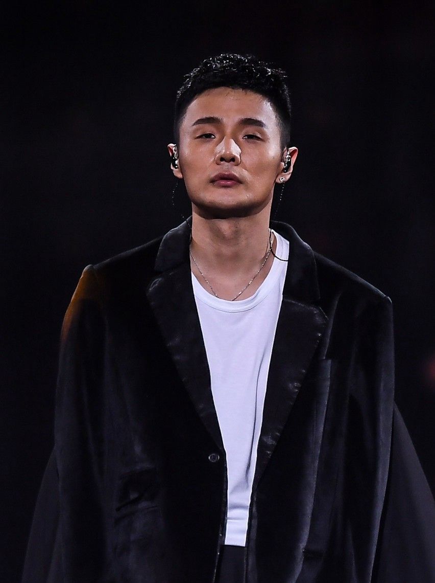 男神李荣浩颜值爆表,各种休闲装的搭配,男人味十足!