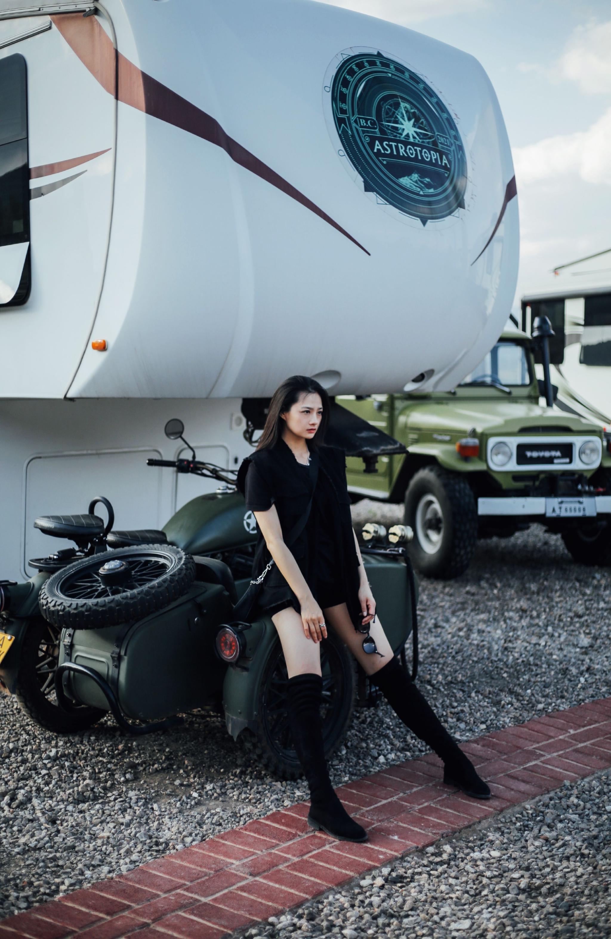 覃文静春游造型酷飒性感笑容洋溢追求自在