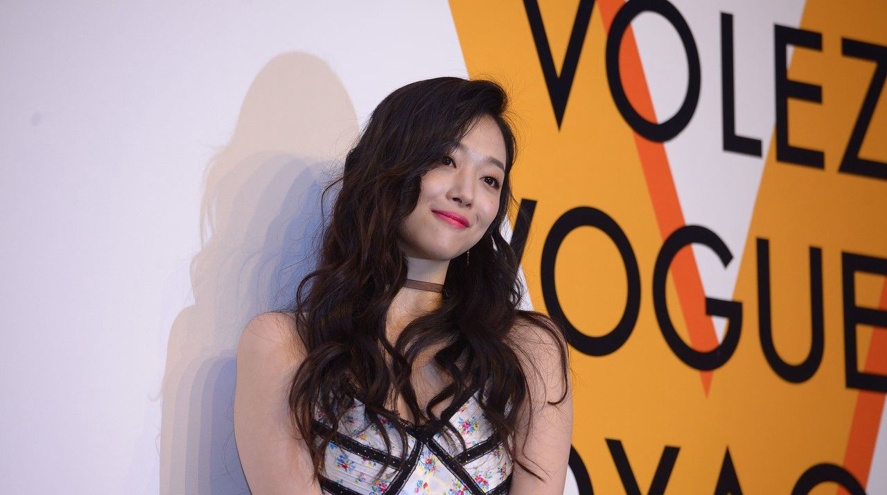 明艳动人的女星崔雪莉,卷发红唇很知性,气质出众!_高清图集_新浪网