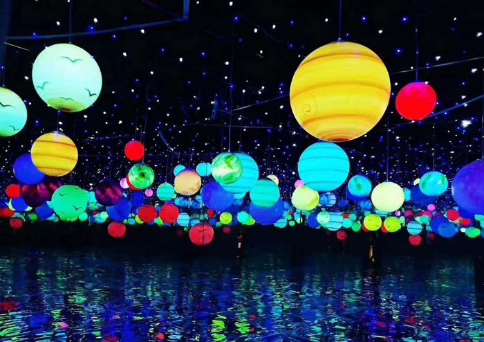 正文  近年来,众多主题乐园应用"灯光秀 创意"的设备加持,争先上演一