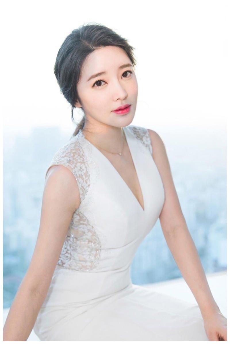 女神张璇到底有多美看她的写真照宛如出水芙蓉美不胜收