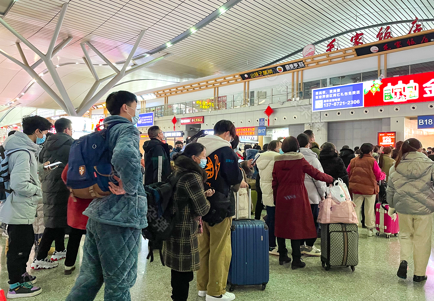 大年初二的火车站是什么样子？实拍长沙南高铁站，人比想象的多！休闲区蓝鸢梦想 - Www.slyday.coM