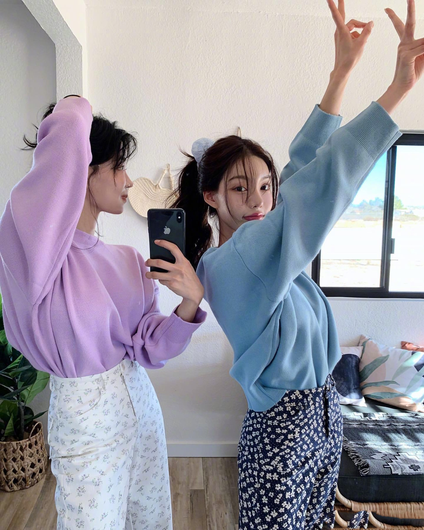 韩国时尚姐妹花的出游穿搭look book,拍照姿势和穿搭值得借鉴