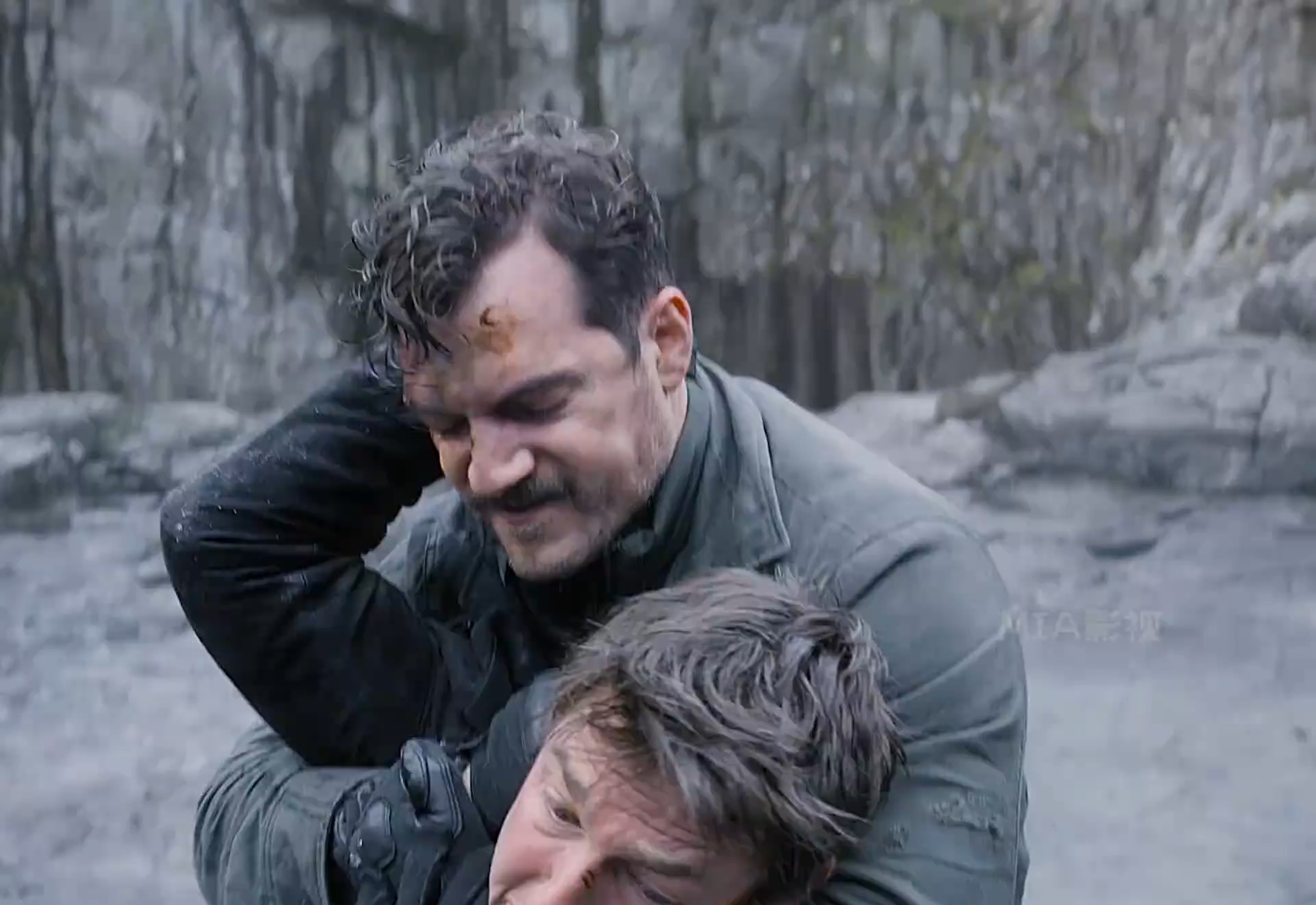 《碟中谍6》阿汤哥与敌人吊在悬崖边缘命悬一线