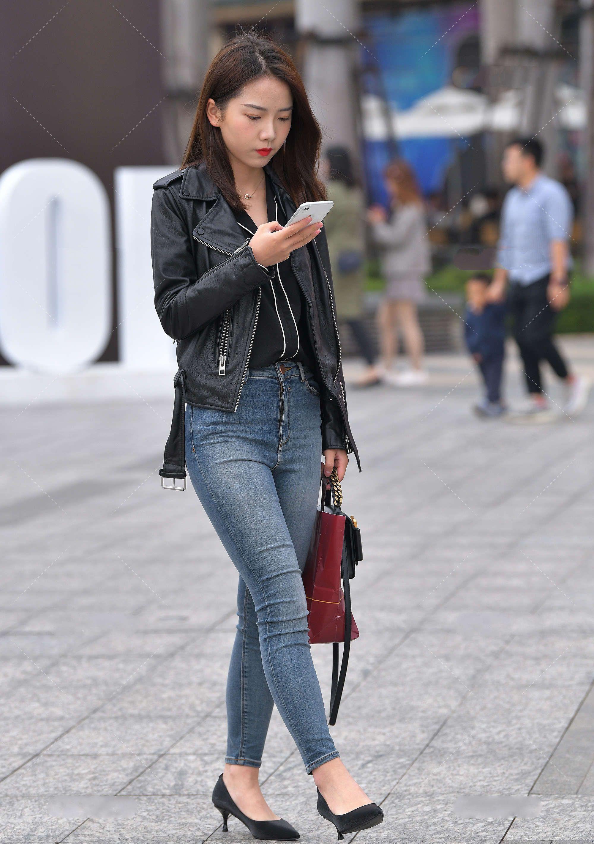 黑色皮衣显出帅气机车风搭配牛仔裤好看又休闲