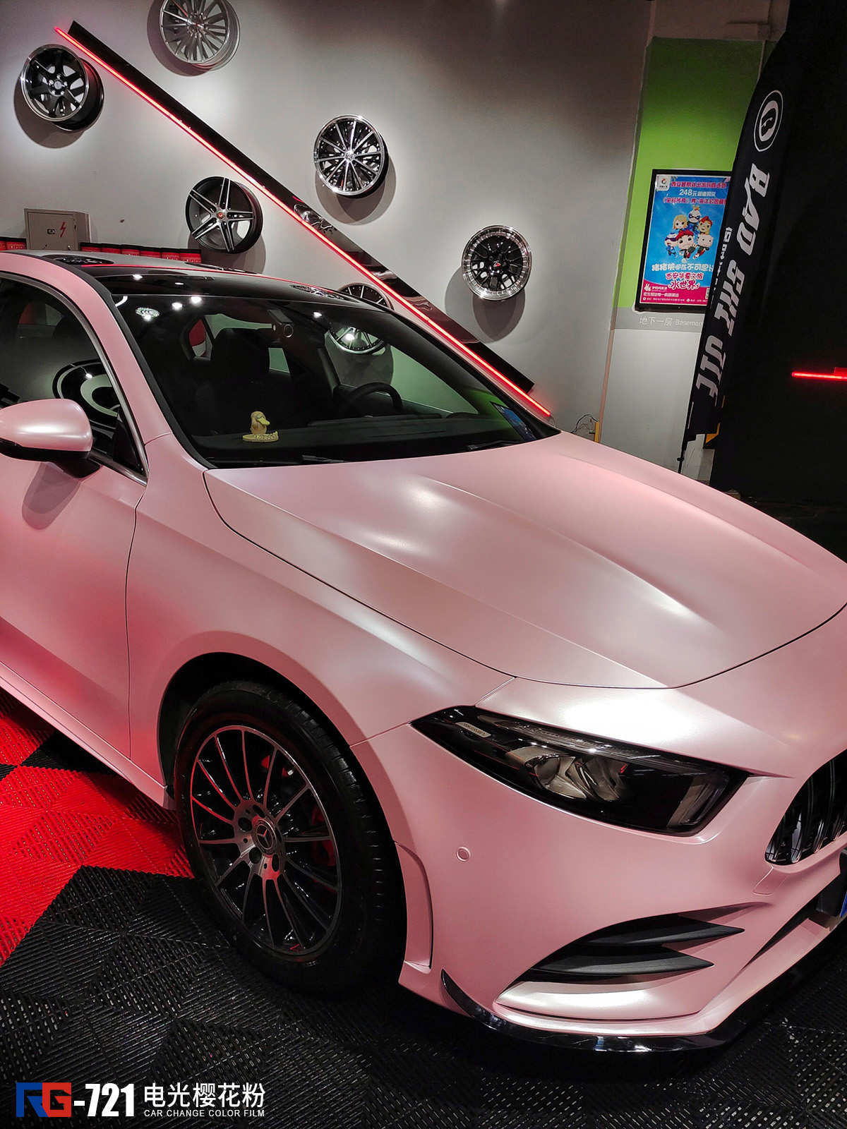 小编今天给大家推出的是全网最新的奔驰a200l车身改色膜电光樱花粉