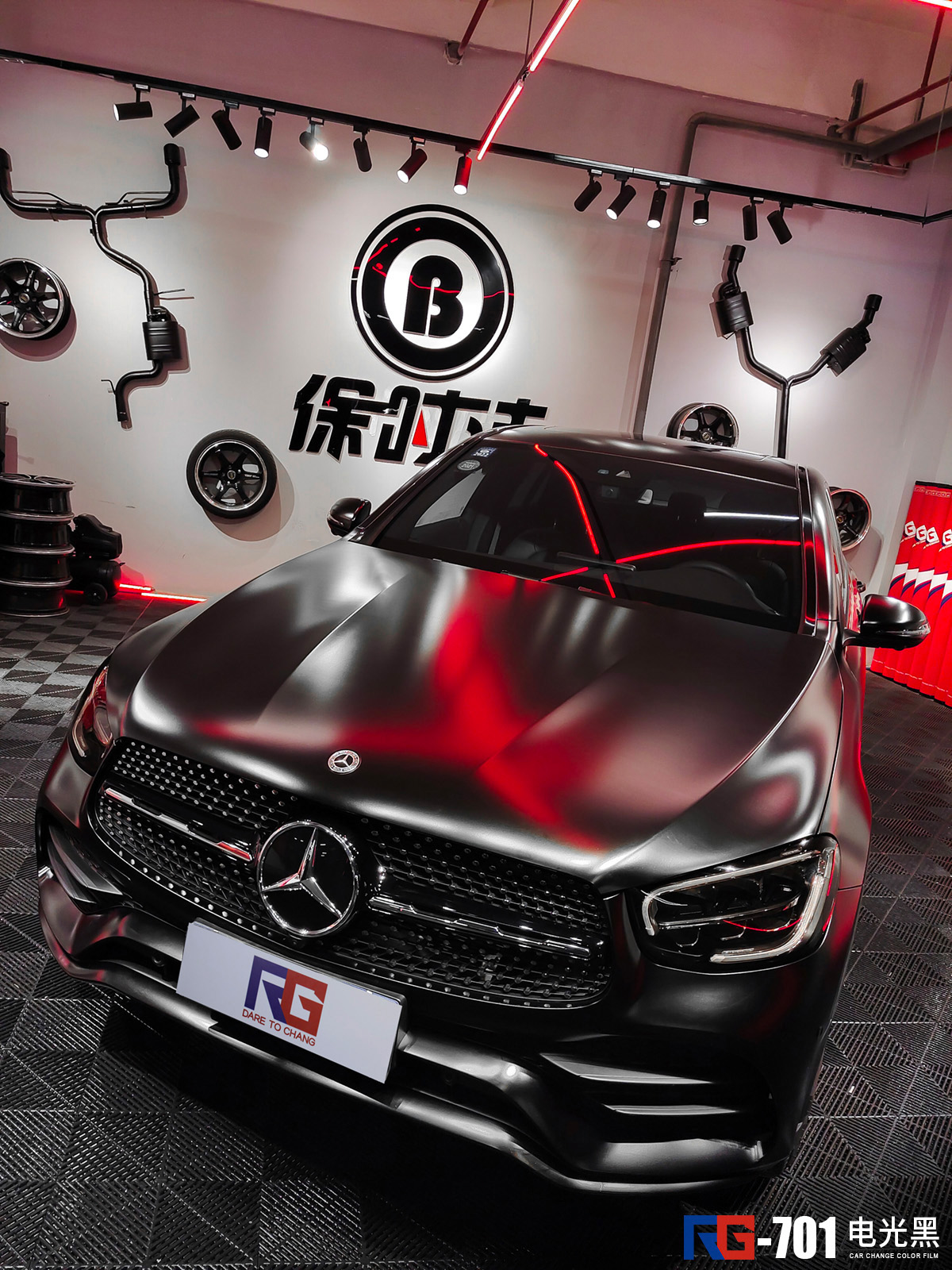 爱车贴膜,小编今天给大家推出的是全网最新的奔驰glc车身改色膜电光黑