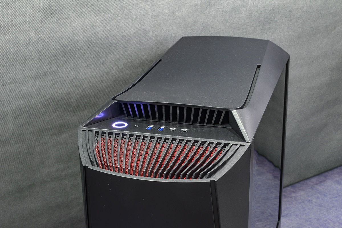 和过往方方正正的线条不一样,黑鳍鲨主机采用了鲨鱼仿生学设计,前面板