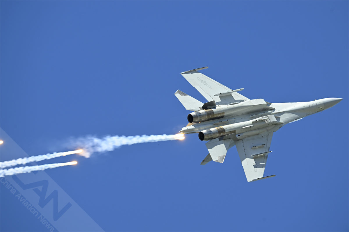 歼16单机飞行预演__财经头条