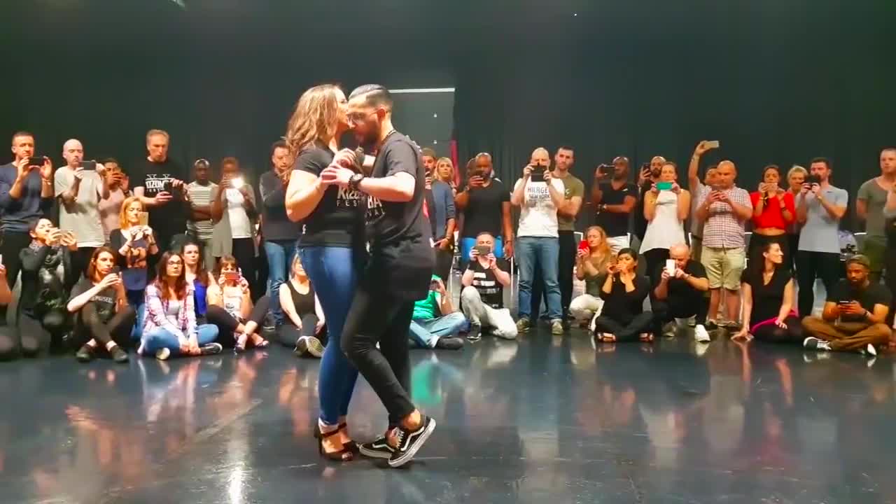 基宗巴舞在国外很受欢迎 ,牛仔裤妹子跳起来一样好看