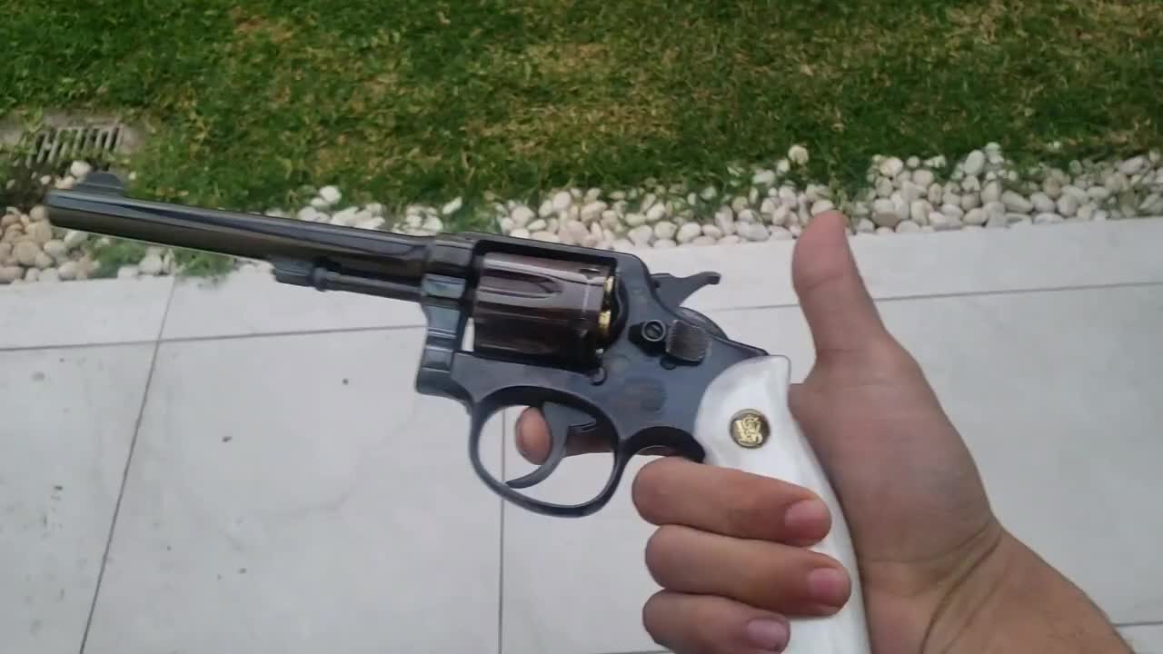 发射空包弹的左轮手枪,转鼓式弹仓供弹6发射击测试