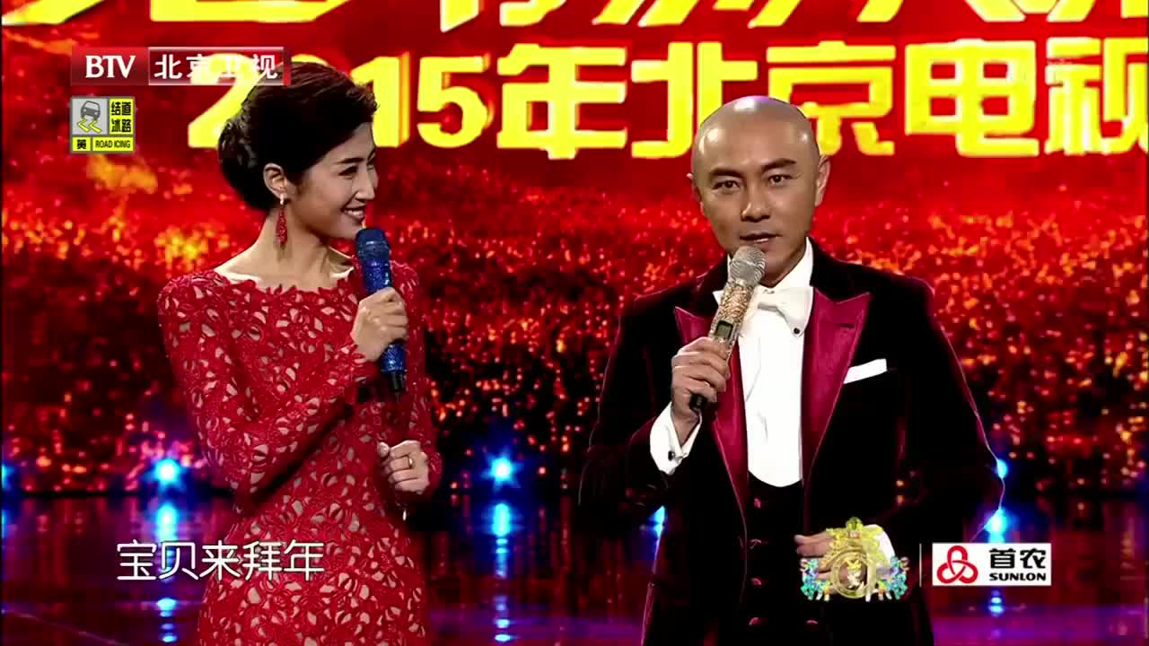 歌曲 花房姑娘 歌声响彻全场 引得观众欢呼不止