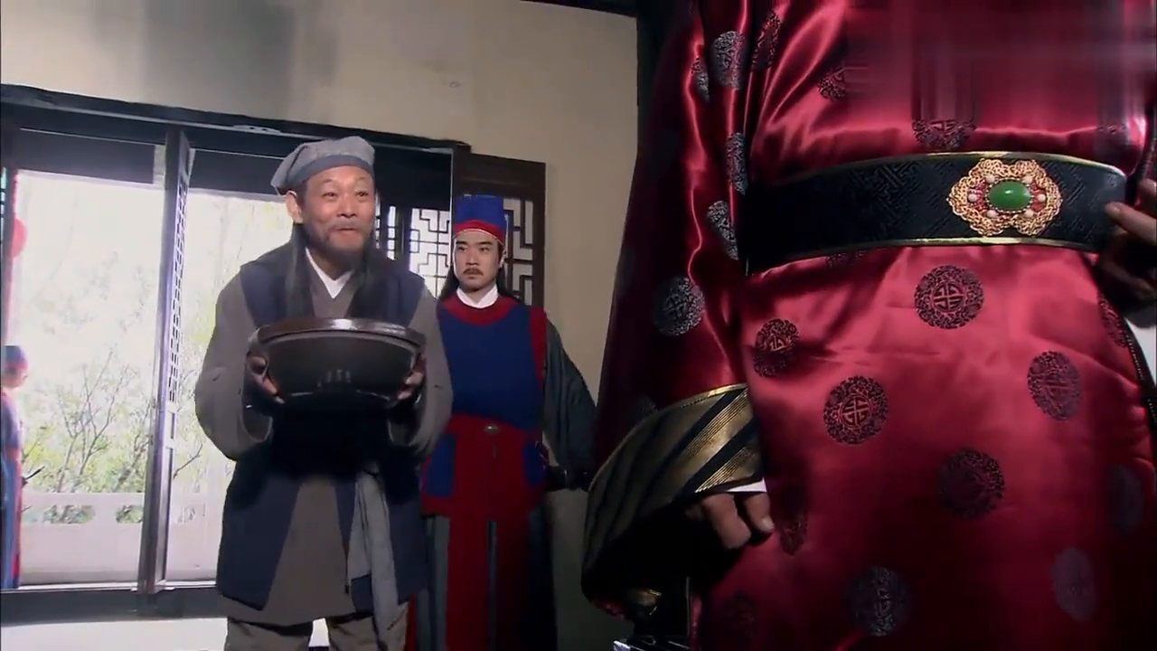 老人家端了个乌盆来告状,包青天额头一亮便知盆里有鬼魂