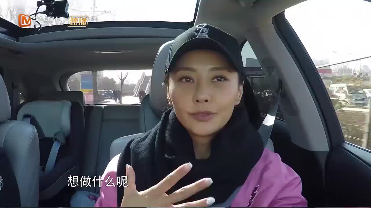 马雅舒带着继女阿迪雅骑自行车逛北京,两人相处得很舒服,像朋友