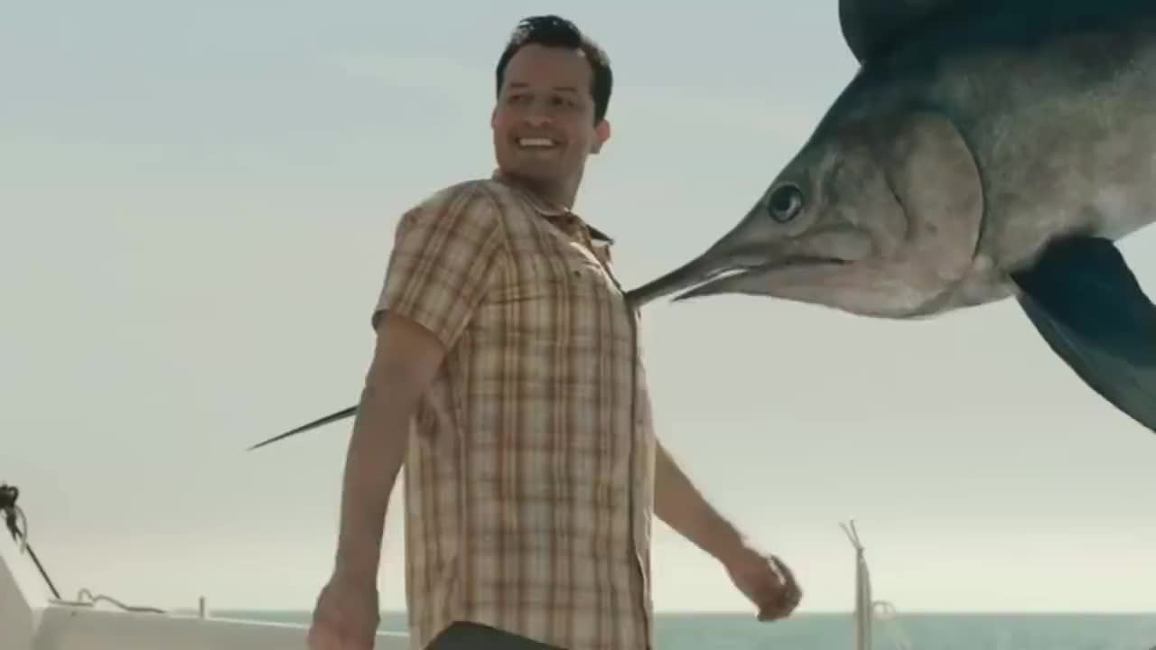 男子作死立于船头海钓,不料剑鱼一跃而起,意外发生了!