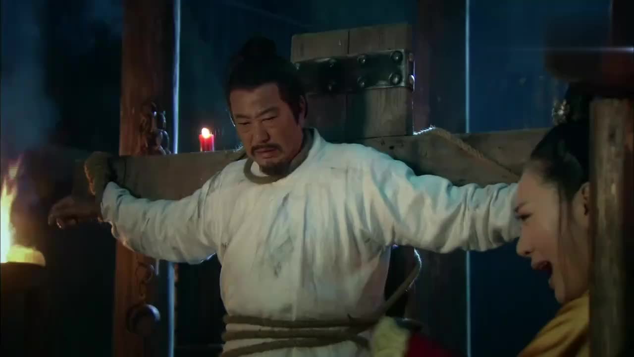 倾世皇妃:杜莞在牢房之中快要生产,可是却没有太医敢来接生