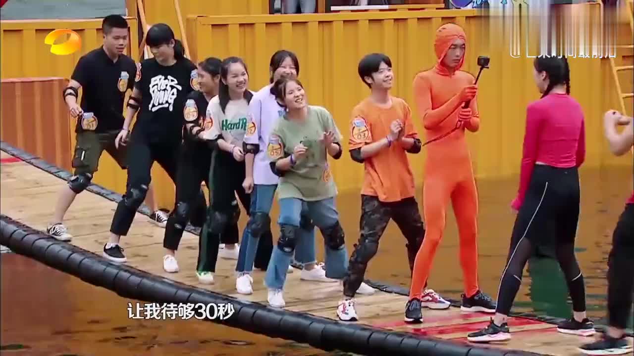 摇啊笑啊桥:小姐姐清凉亮相,猎豹队瞬间打了鸡血,卖力狂扭超猛