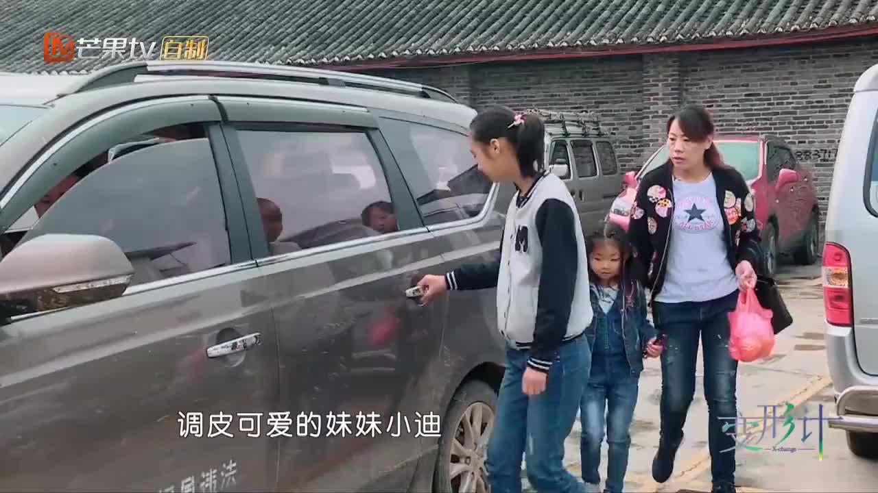 变形计:妈妈给崔子千买新衣服,却不敢当面给,让人好心痛!