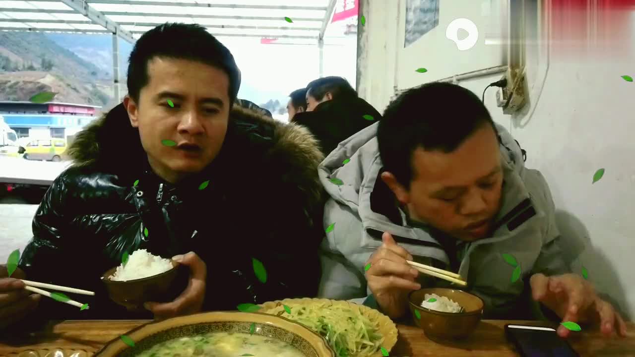 跟群众演员马老板下馆子吃饭,六个菜,感觉跟横店物价差不多