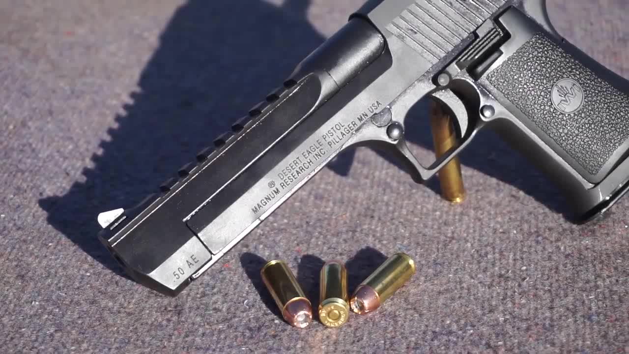 名声响亮的沙鹰手枪,采用.50ae口径弹药,弹匣加弹靶场射击测试