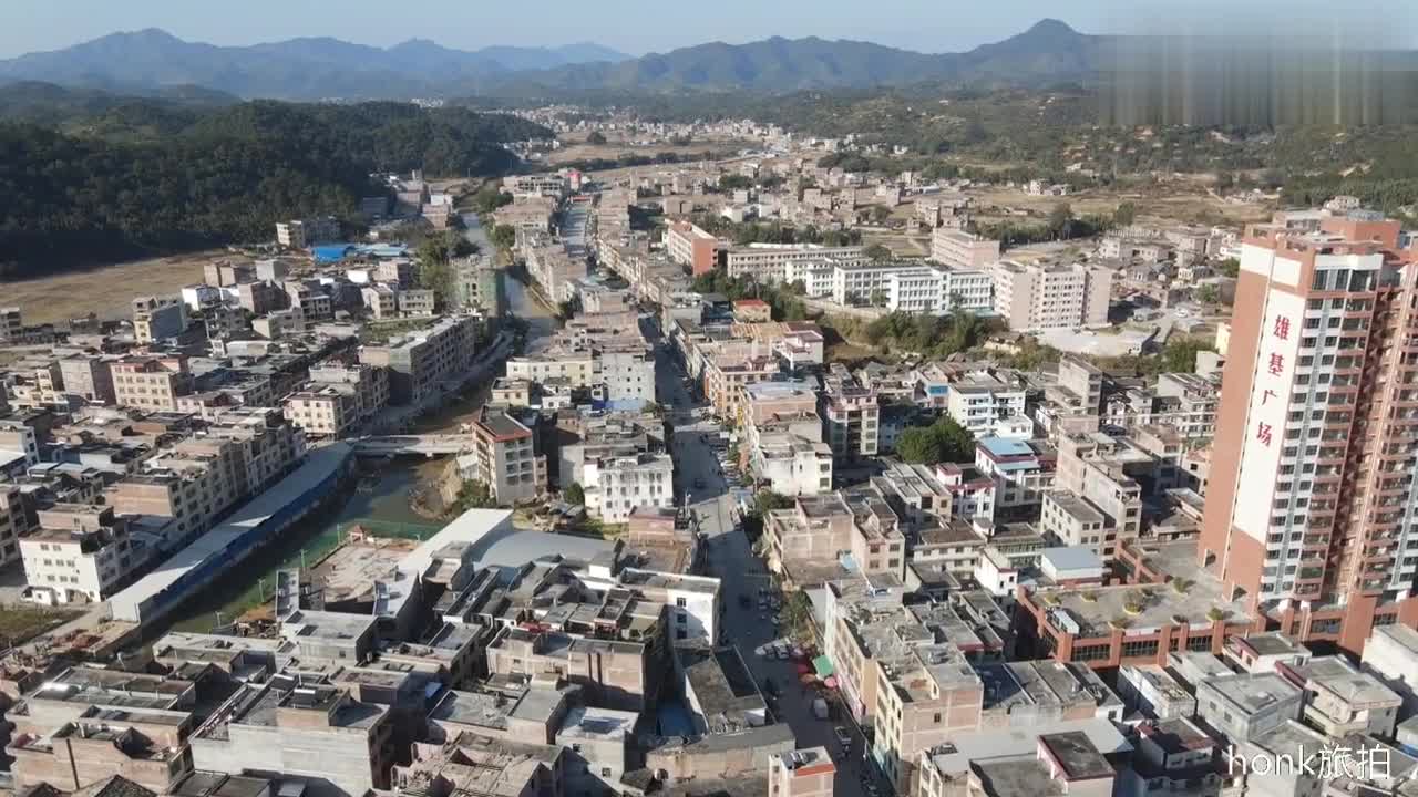 广东怀集县南部有一个美丽的乡镇,诗洞镇,人口超过8万人