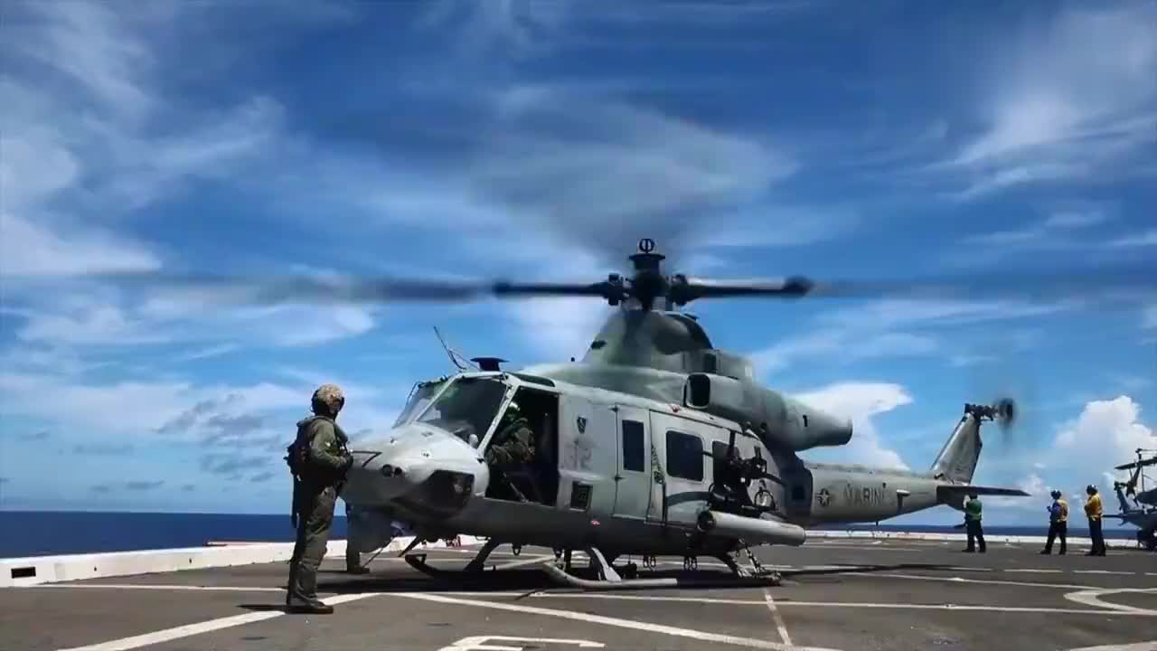 实拍美军uh-1y超级休伊直升机贴地飞行