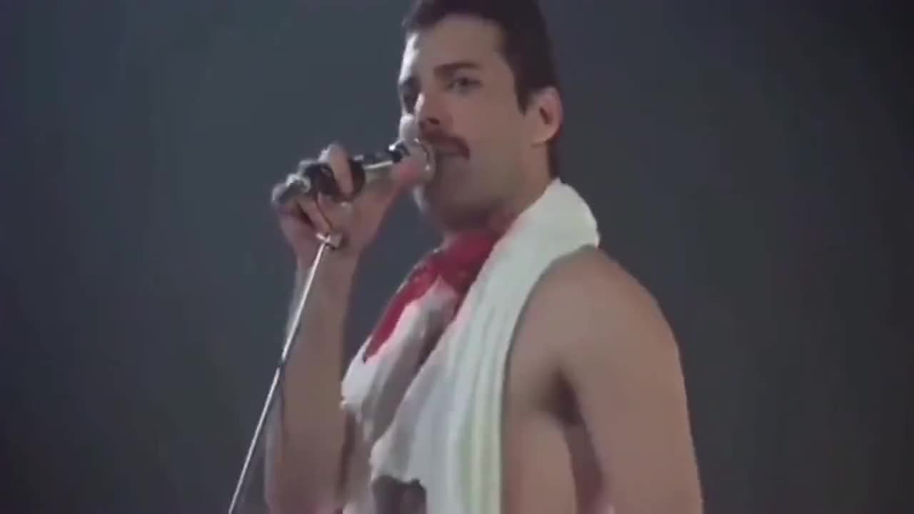 皇后乐队牙叔迷人的身姿加上魔幻的小步伐真是史无前例的演唱会