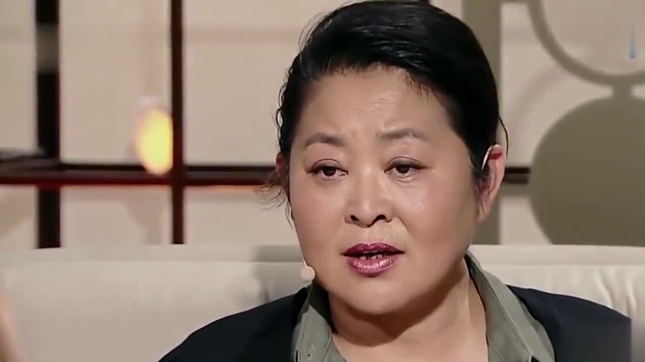 60岁倪萍新造型来袭,一袭白色西装时髦精致,越活越有韵味