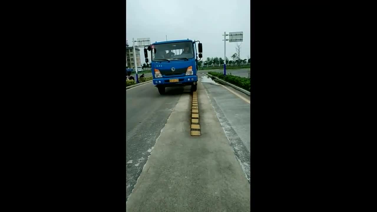 大货车驾考,通过左单边桥,大哥你找啥?