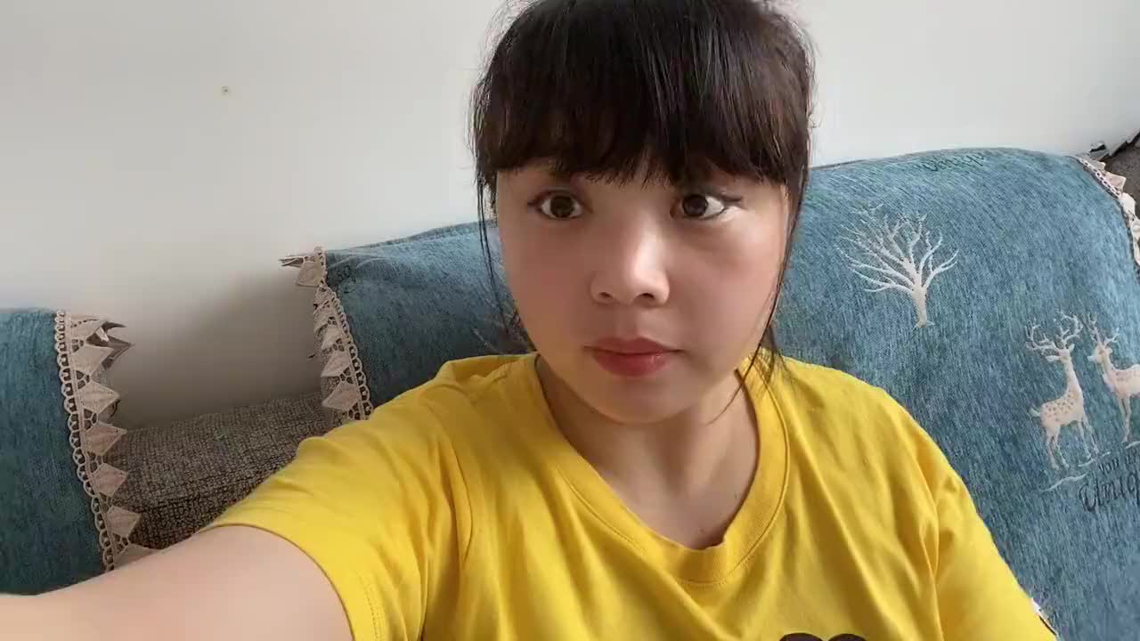 鹏鹏丹丹外出回家后也不闲着,立马下地耕种,为了生活努力奋斗着