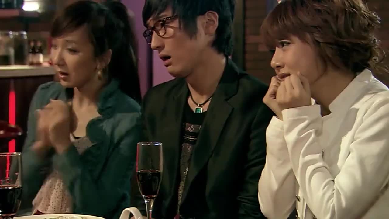 爱情公寓:吕子乔没有礼物,很生气,知道张伟也没有心里平衡了