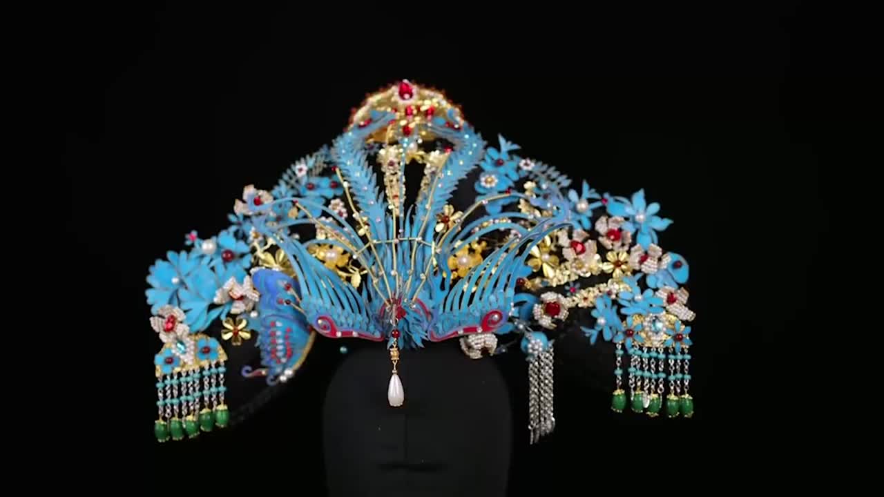 用易拉罐还原华妃头饰!作者曾在牛津演讲,作品登上过米兰时装周