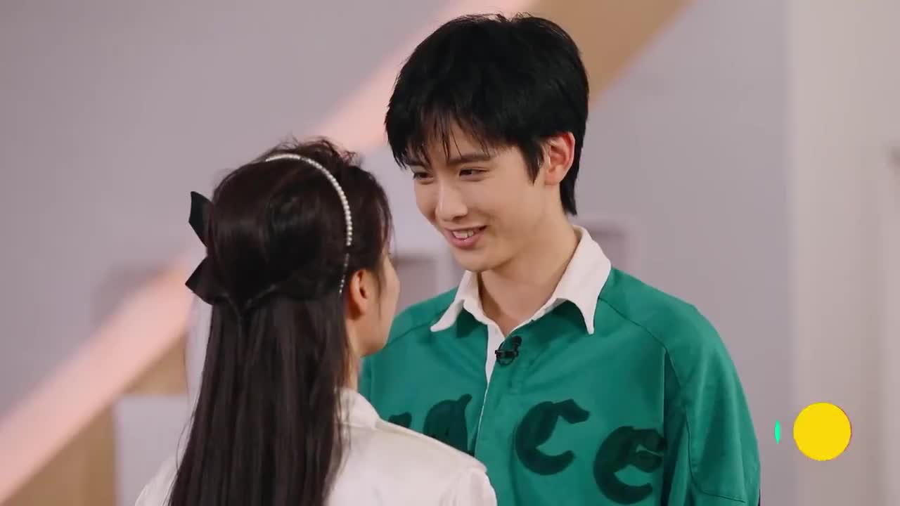 陈宥维王楚然对视憋笑扮鬼脸练习,大笑连连笑出鹅叫!