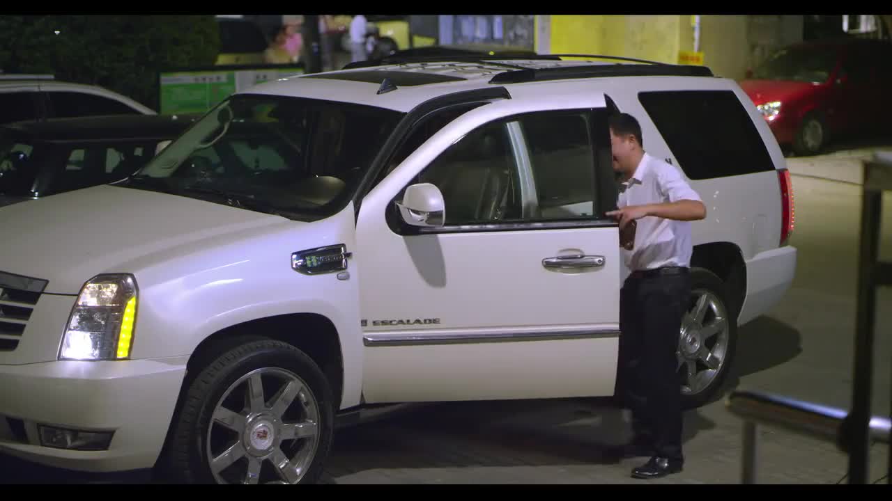 一仆二主:大叔满大街寻找闺女,不料她正坐着机车潇洒呢!