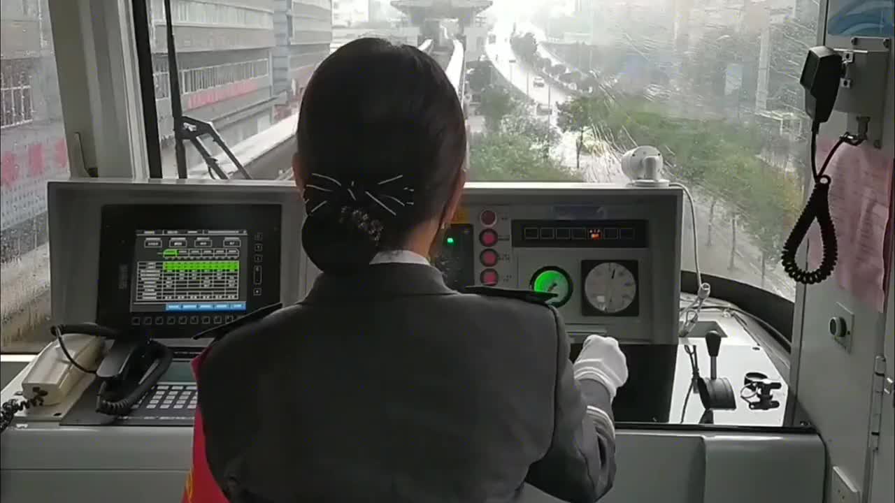 实拍:美女司机驾驶列车,驰骋重庆轨道最美2号线
