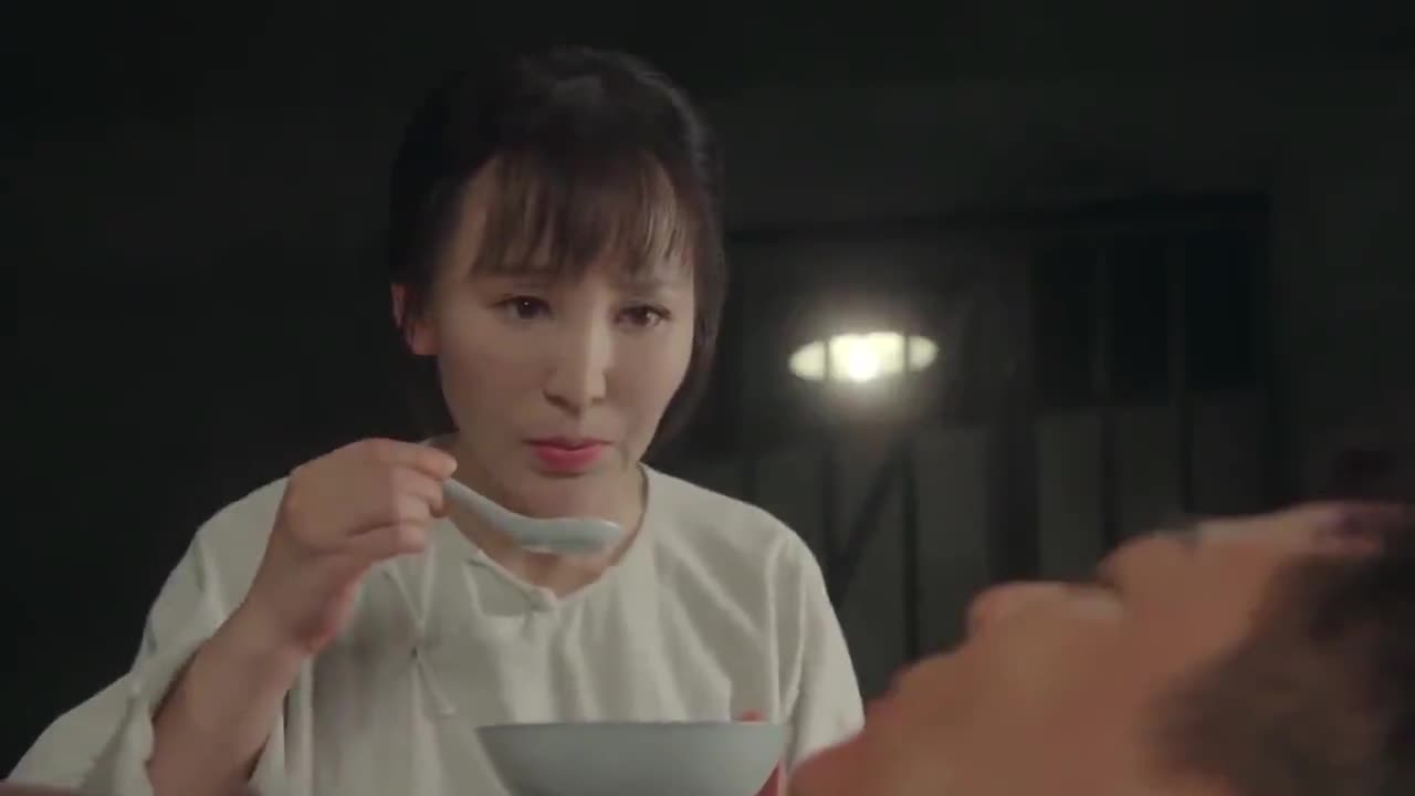 娘道:瑛娘给隆延宗喂药,隆延宗猛然睁开眼睛,瑛娘吓了一跳!