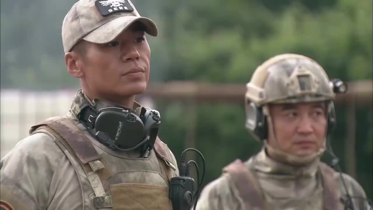 特种兵:雷神训练太残酷,抓起女兵就往水里按,看着都害怕