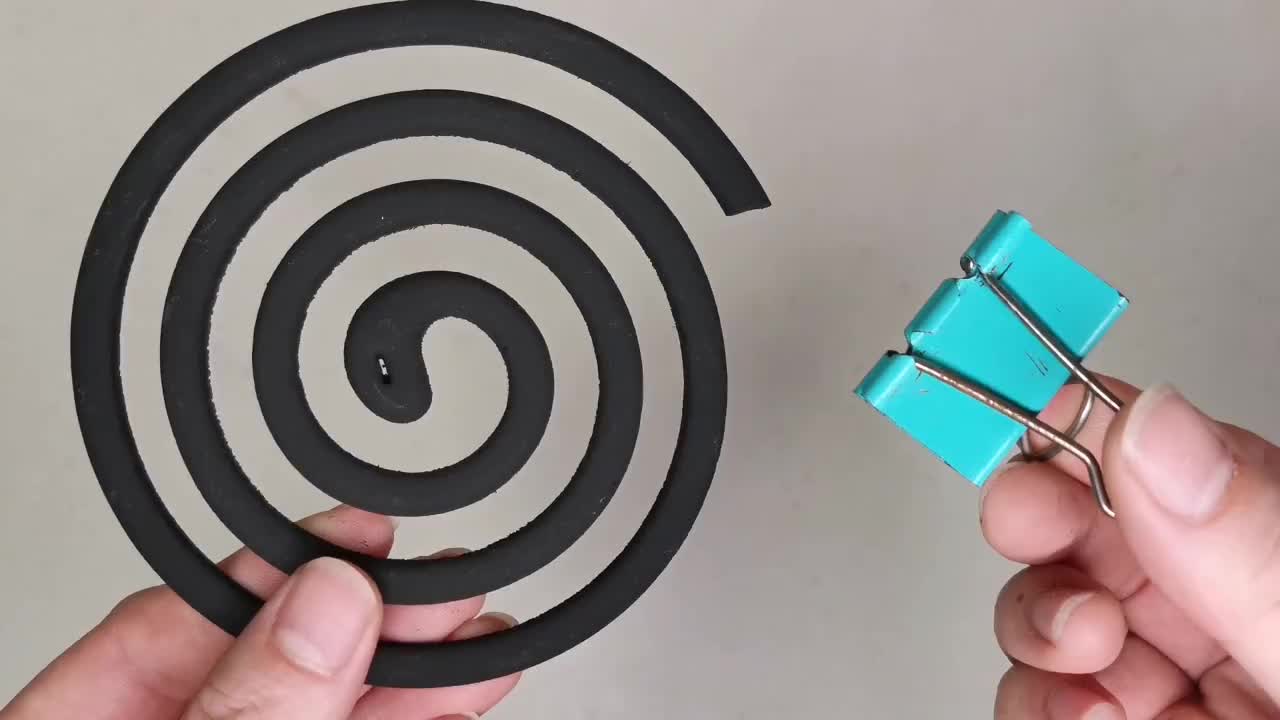 蚊香上放个长尾夹子,比蚊香架子好用,还能省下一笔大开支