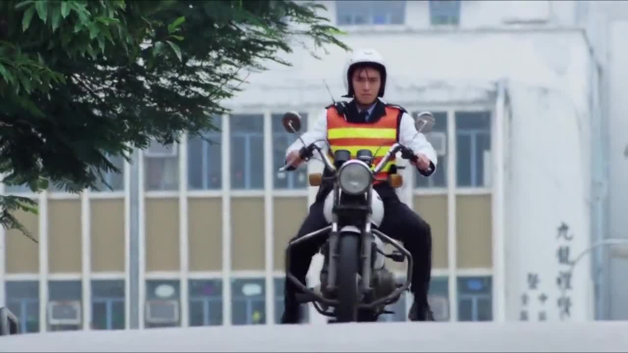 逃学威龙:同样都是交警,为什么配置差这么多,周星驰这也能忍?